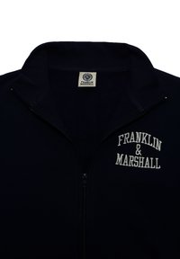 Marine zip-up jakke med ribbet krave og broderet "FRANKLIN & MARSHALL" logo i hvidt på venstre bryst. Blød stof struktur.