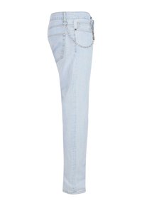 Jeans de denim de color azul claro con un corte slim, que cuentan con un acento de cadena plateada en la cintura, cinco bolsillos y una textura suave.