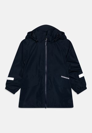 Granatowa wodoodporna kurtka z kapturem, z odblaskowymi akcentami, elastycznymi mankietami i pełnym zamkiem błyskawicznym z przodu. Zawiera dwie kieszenie z przodu.