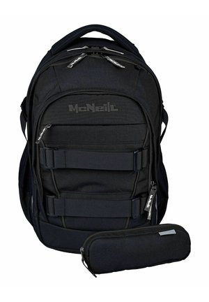 Sac à dos noir McNeill avec plusieurs compartiments zippés et deux sangles horizontales, présenté avec une trousse à crayons noire assortie avec fermeture éclair.