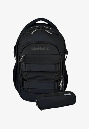 Sac à dos noir McNeill avec plusieurs compartiments zippés et deux sangles horizontales, présenté avec une trousse à crayons noire assortie avec fermeture éclair.