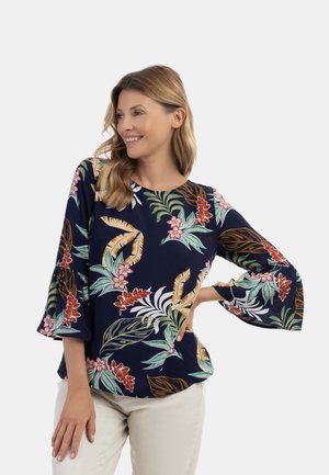 Blusa blu navy con stampa floreale e fogliare dai colori vivaci. Caratterizzata da maniche a campana, scollo rotondo e un tessuto leggero.