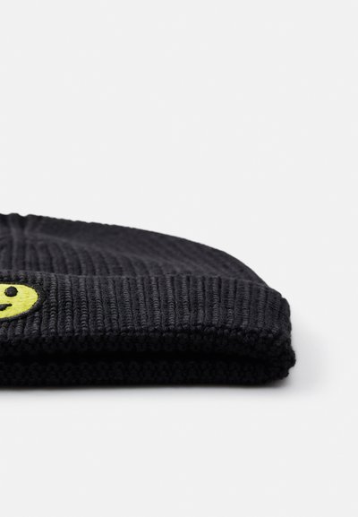 Berretto lavorato a maglia nero con una finitura testurizzata e una piccola patch con un smiley giallo sul davanti.