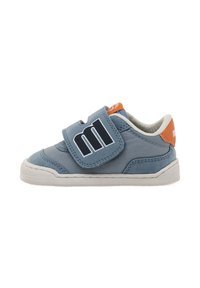 Zapatillas sintéticas azules con suela blanca, con una amplia correa de velcro y un acento naranja en el talón. Los detalles incluyen costuras y logo.