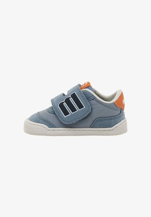 Zapatillas sintéticas azules con suela blanca, con una amplia correa de velcro y un acento naranja en el talón. Los detalles incluyen costuras y logo.