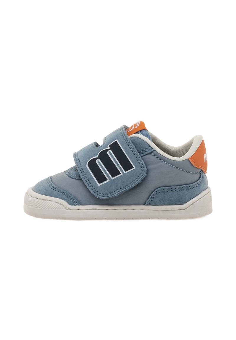 Zapatillas sintéticas azules con suela blanca, con una amplia correa de velcro y un acento naranja en el talón. Los detalles incluyen costuras y logo.