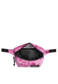 Růžová látková taštička s květinovým vzorem, se zipovým zavíráním a černou vnitřní kapsou. Obsahuje černý popruh a logo Eastpak. Kompaktní design.