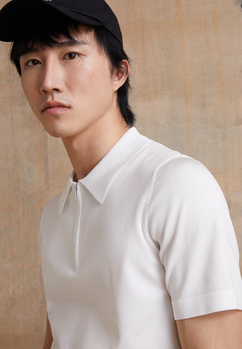 Herren T-shirts & Polos | sandro PABLO ZIP Poloshirt ecru/offwhite - KE30422 Herren T-shirts & Polos | sandro PABLO ZIP Poloshirt ecru/offwhite - KE30422
