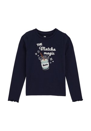 Maglietta a maniche lunghe di colore navy realizzata in tessuto morbido, con una grafica che rappresenta una bevanda al matcha e la scritta “THE Matcha magic” accompagnata da stelle decorative.
