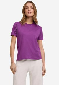 Paarse T-shirt met korte mouwen, gemaakt van zachte stof, met een klassieke ronde halslijn en een comfortabele pasvorm. Geen zichtbare patronen of accenten.