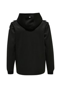 Schwarzer Hoodie mit strukturiertem Finish, ausgestattet mit einer großen Kapuze, Akzentstreifen entlang der Ärmel und einem kleinen Logo über dem Halsbereich.