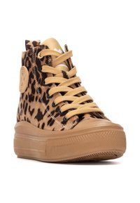 Zapatillas altas con un diseño de estampado de leopardo marrón, cordones beige y una suela de goma gruesa con detalles texturizados.