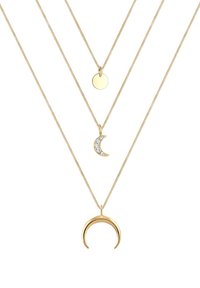 Goldbeschichtete Halsketten mit einem glatten, runden Anhänger, einem Halbmond mit klaren Steinen und einem halbmondförmigen Anhänger aus poliertem Gold.