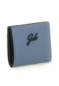 Portafoglio bifold in pelle blu con texture, dotato del logo nero "Gabs" sul fronte, in posizione verticale su una superficie bianca.