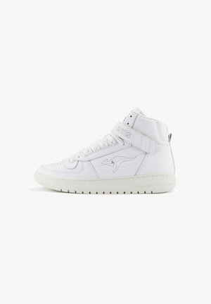 Hoge sneakers van wit leer met een textuurafwerking, voorzien van veters, een velcro strap en een kangoeroe logo aan de zijkant.