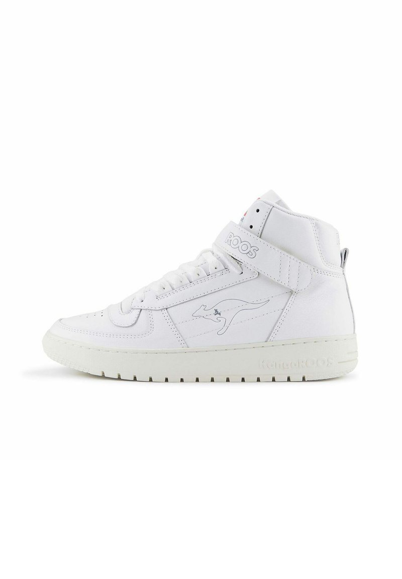 Sneaker alta in pelle bianca con finitura texturizzata, dotata di stringhe, una fascia in velcro e un logo di canguro sui lati.