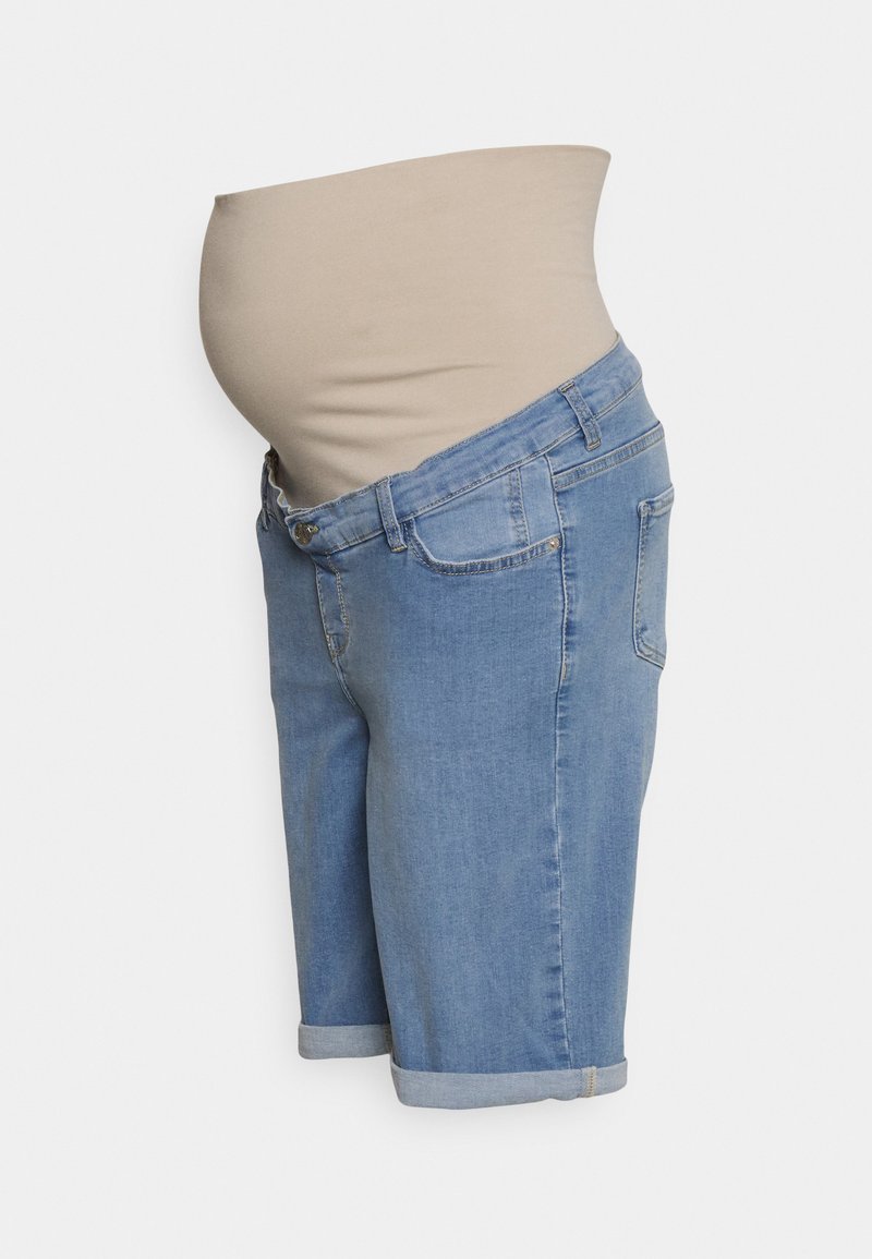 Calções de maternidade em denim com um tom azul claro, apresentando uma cintura elástica bege e bainhas dobradas na orla.