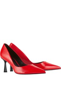 Chaussures à talons hauts en cuir rouge avec un bout pointu et un talon géométrique noir distinctif. Texture lisse avec un design élégant.