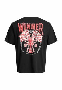Sort bomulds T-shirt med et stort rødt grafisk print med en trofæ og ternede flag, teksten lyder "VINDER" i slidt stil.