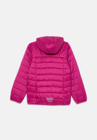 Padded hooded jacket w intensywnym różu z pikowaną teksturą. Posiada odblaskowe akcenty przy dolnym brzegu oraz przytulny kaptur dla dodatkowego ciepła.