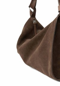 Bruine suède hobo-tas met een driehoekige vorm, met een gladde textuur, een enkele band en subtiele reliëflogo-details.