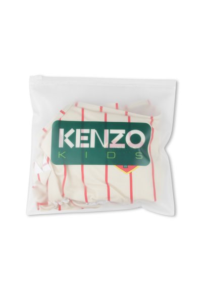 Ensemble de maillot de bain Kenzo Kids dans un sac zippé transparent. Comprend un tissu crème avec des rayures verticales rouges, un logo vert et un accent jaune.