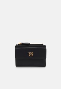 Carteira de couro preto com um logo dourado, fechamento com zíper e aba dobrável. Possui textura suave e design minimalista.