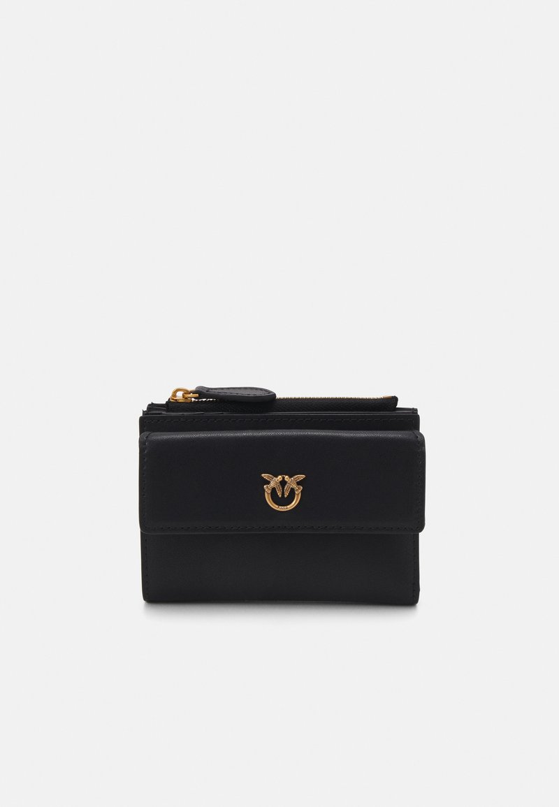 Carteira de couro preto com um logo dourado, fechamento com zíper e aba dobrável. Possui textura suave e design minimalista.