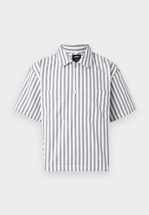 Bílá košile s krátkým rukávem s vertikálními šedými pruhy, předním zipem, dvěma kapsami na prsou a složeným límcem, zobrazena na bílém pozadí.