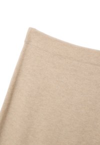Suéter de algodón beige con una textura suave y lisa. Presenta un escote redondeado y costuras ligeramente acanaladas en los bordes.