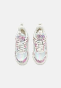 Baskets blanches avec des panneaux iridescents et des accents roses, dotées de semelles épaisses, de lacets et d'un patch logo sur la languette.