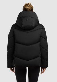 Schwarze Daunenjacke mit hohem Kragen und Zickzack-Steppdesign. Verfügt über eine große Kapuze und Reißverschlusstaschen, hergestellt aus glattem, glänzendem Material.
