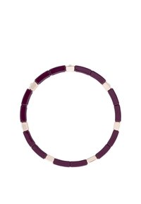 Pulsera de cerámica púrpura intercalada con eslabones metálicos, que presenta cuentas rectangulares brillantes y una forma circular lisa y uniforme.