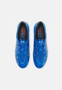 Scarpe da ginnastica blu dal design elegante, superficie testurizzata e accenti bianchi. Presentano lacci e un interno imbottito nero con logo.