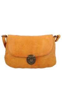 Tanfarvet læder skuldertaske med præget tekstur, klaplukning og antik messing hardware. Har sømme langs kanterne og et slankt design.