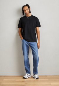 Minimum AARHUS - T-shirts basic - black