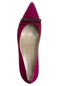 Décolleté fucsia in suede con punta affusolata e un accento in nastro marrone nella parte anteriore, e un interno metallizzato dorato. Caratterizza una texture liscia e affusolata.
