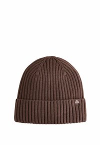 Brun stickad mössa med vertikal ribb, med en vikbar brätte och en liten logotag på sidan. Tillverkad av mjukt, strukturerat tyg.