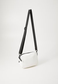 Pier One UNISEX - Skulderveske - white