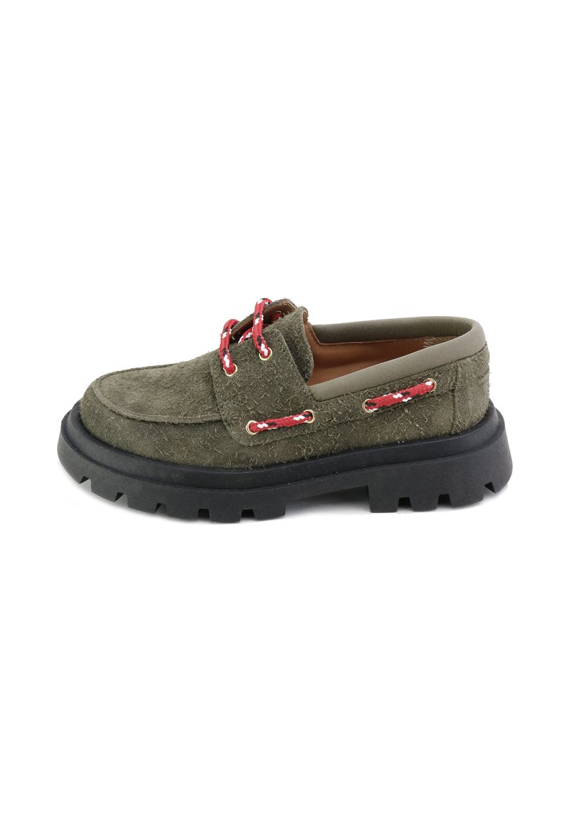 Calzado de color verde oliva con una parte superior texturizada, cordones rojos y blancos, y una suela gruesa de goma negra con un patrón de tracción rugoso.