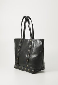 Svart läder tote-väska med dubbla axelband och metallöglor på framsidan och nedre kanter.