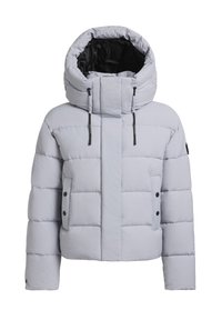 Hellgraue Pufferjacke mit hochstellbarem, abnehmbaren Kapuze, horizontaler Steppung, durchgehendem Reißverschluss und schwarzen Druckknöpfen an den Seitentaschen.