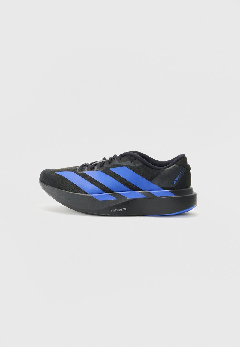 Chaussure de sport noire et bleue au design épuré, avec de vifs rayures bleues et une semelle Lightstrike Pro pour un amorti et un soutien.