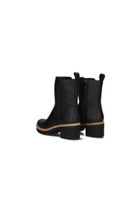 Botas de tobillo de cuero negro con tacón cuadrado, cremallera lateral y detalle en bucle en la parte posterior. Presentan una suela texturizada y un sutil logo embossado.