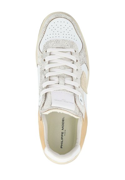 Sneaker bianco e beige con tomaia in suede testurizzata, punta perforata e lacci piatti. Logo sulla linguetta e sul pannello laterale.
