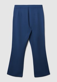 Pantaloni blu navy con una texture liscia, caratterizzati da pieghe in vita e un design con gamba svasata. Davanti piatto, senza hardware visibile.