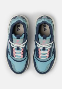 Blauwe en lichtblauwe sneaker met een gestructureerd oppervlak, met roze accenten op de veters en een gewatteerde witte zool. Merkenlogo zichtbaar.