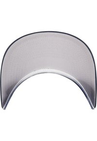 Kappe med buet skjerm, grå underside, blå sømmer og glatt stofftekstur. Innvendig viser den et strukturert design.