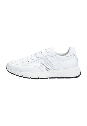 Witte leren sneaker met vetersluiting, geperforeerd zijdetail, gevoerde zool en zwarte profielzool aan de onderkant.