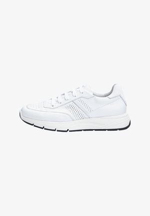 Biały skórzany sneaker z zapięciem na sznurowadła, perforowanym detalem po bokach, miękką podeszwą i czarnym bieżnikiem na spodzie.